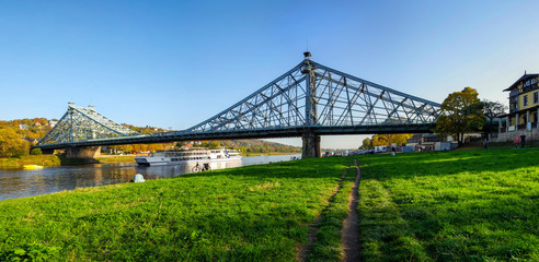 Blaues Wunder,Schiff fährt unter der Loschwitzer Brücke durch, Dresden 
