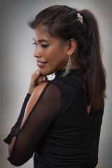 Mujer con blusa negra