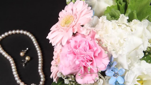 真珠のネックレスと花