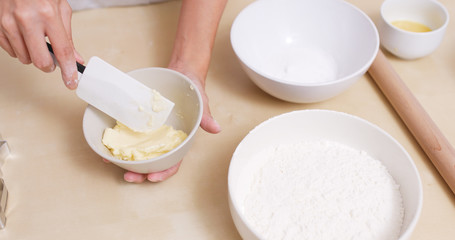 Adding butter into powder