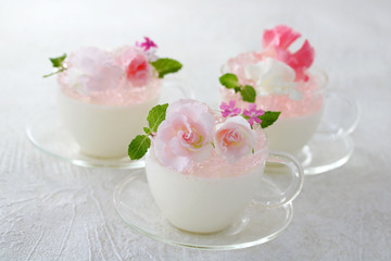 Delicious jelly with edible flowers お花のゼリー