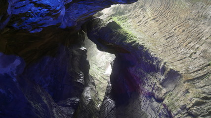 Cascata nella grotta del parco naturale di Varone