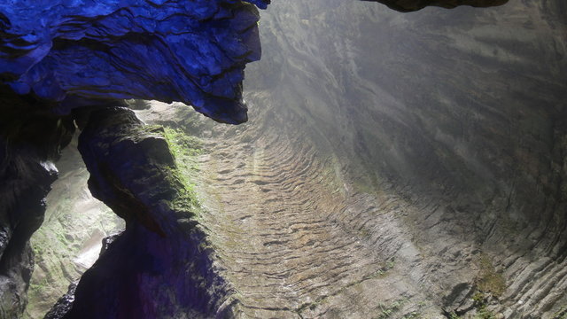 Cascata nella grotta del parco naturale di Varone