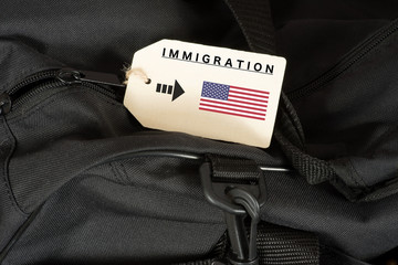 Eine Reisetasche und Zuwanderung in die USA