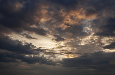 Obraz premium Dramatic sky and clouds in bad weather day.