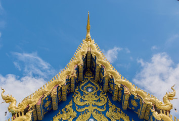 Decorating the roof of the temple with the Buddhist style