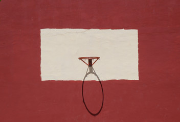 Fototapeta na wymiar Basketballkorb an rot-weißer Wand