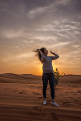 Fototapeta na wymiar Frau in der Wüste