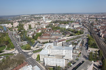 Naklejka premium Vue aérienne ville et voies de communication