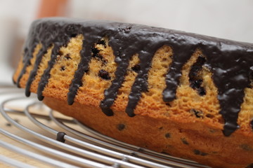 Kuchen in Herzform mit Schokolade
