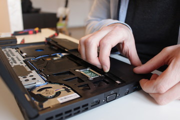 Laptop reparieren nahaufnahme