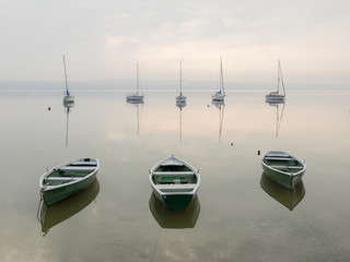 Boote am Ammersee vor monochromem Hintergrund, Bayern, Deutschland