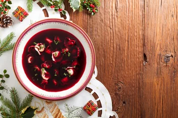 Papier Peint photo Plats de repas Bortsch traditionnel polonais de Noël rouge avec des boulettes.