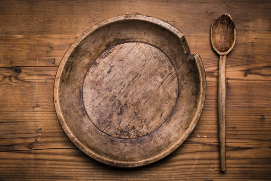 vecchio piatto di legno su fondo rustico