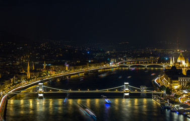 Fototapeta na wymiar The famous Chain Bridge at night in Budapest, Hungary
