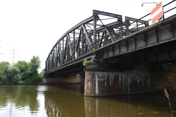 Fototapeta na wymiar Brücke beim Fluss