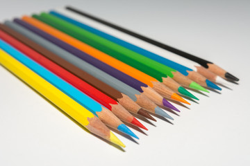 Farbstifte in einer Reihe auf weissem Hintergrund
