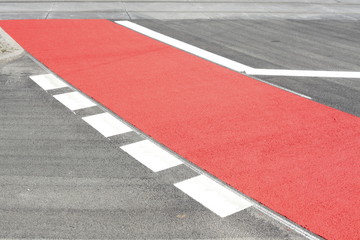Fototapeta premium Roter Radweg, Rote Bodenmarkierung