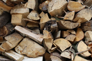 Ein Haufen gespaltenes Brennholz