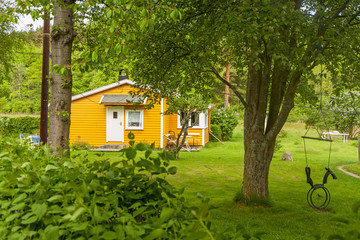 yellow house in the island of lindoya