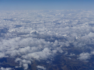 Sommer-Alpen von oben mit sanftem Wolkenmeer