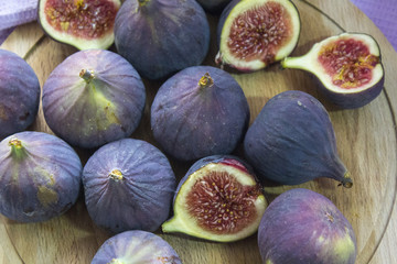 Many of the fruits of ripe figs on a wooden Board
