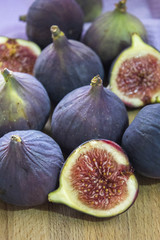 Half ripe figs, and the fruit lie on a wooden Board