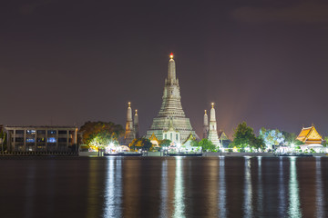 Obraz premium Wat Arun Temple at twilight in bangkok Thailand.