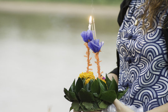Women holding krathong To float down the river