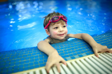 Child in swimmong pool