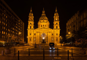 Fototapeta na wymiar St. Stephen's Basilica at Night in Budapest