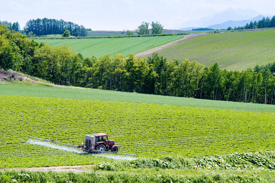 肥料を散布するトラクター / 北海道の農場