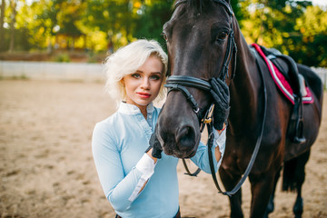 Obraz premium Female jockey and horse, horseback riding
