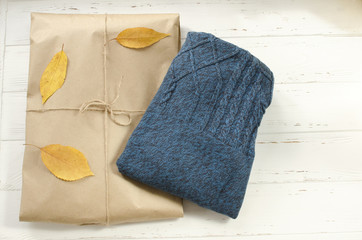 Sweater with packaging from kraft paper