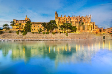 Fototapeta premium Cathedral La Seu at blue time, Palma de Mallorca islands, Spain