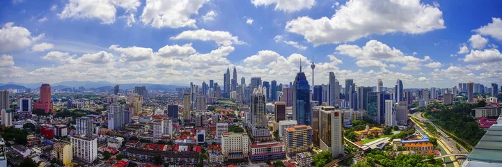 Papier Peint photo Lavable Kuala Lumpur Vue panoramique sur les toits de la ville de Kuala Lumpur avec formation de nuages spectaculaires et ciel bleu.