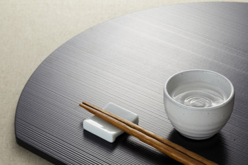 お盆とお箸と日本酒 © ogustudio