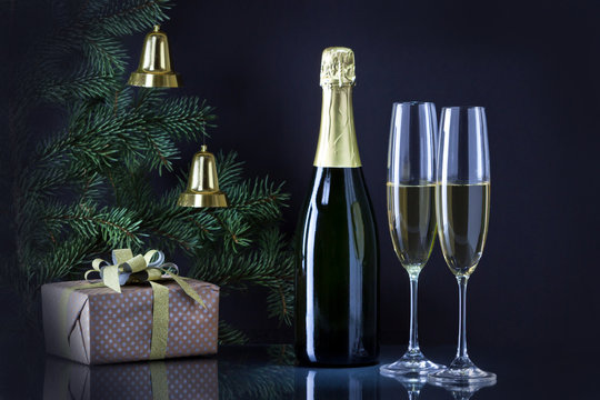 Шампанское на чёрном фоне для празднования Нового Года.