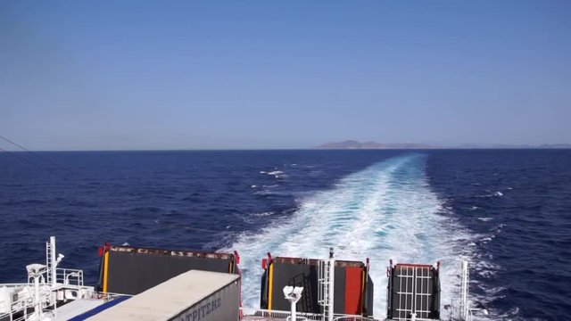 Vague cree par un ferry