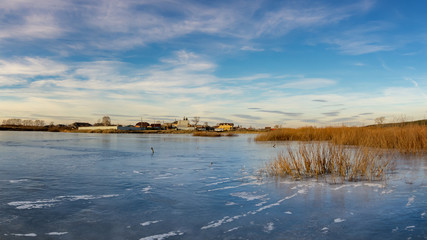 осенний пейзаж на замерзшей реке с деревьями на берегу, Россия, Урал © 7ynp100