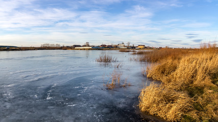 осенний пейзаж на замерзшей реке с деревьями на берегу, Россия, Урал © 7ynp100