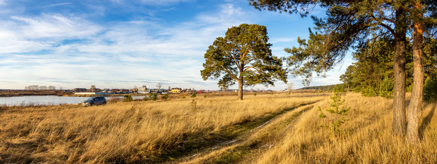 осенний пейзаж на замерзшей реке с деревьями на берегу, Россия, Урал © 7ynp100