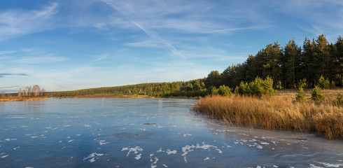 Fototapeta na wymiar осенний пейзаж на замерзшей реке с деревьями на берегу, Россия, Урал