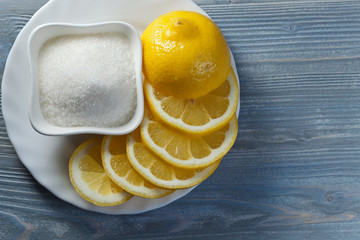 Llemon with sugar .