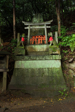Ornamented sanctuary with statues of the Japanese fox (Kitsune), Fushimi Inari Shrine, Kyoto, Japan