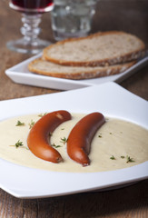 Kartoffelsuppe mit Frankfurter Würstchen