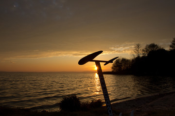 Hydrofoil vom Kiteboard im Abendlicht