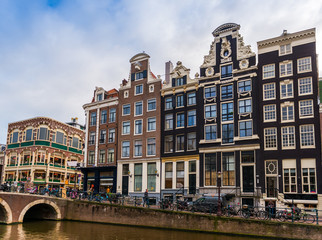 Obraz premium Panorama d'un canal et ses maisons typiques à Amsterdam, Hollande, Pays-bas