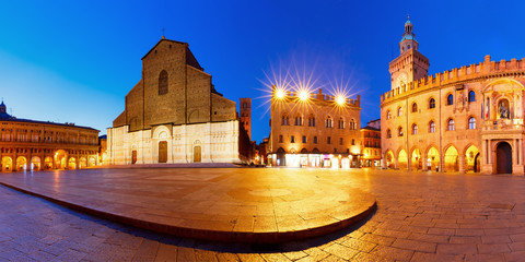 Fototapeta premium Panorama of Piazza Maggiore square with Basilica di San Petronio and Palazzo d'Accursio or Palazzo Comunale at night, Bologna, Emilia-Romagna, Italy