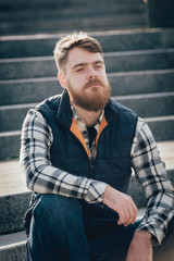 Obraz premium Handsome bearded man in casual clothes posing on camera